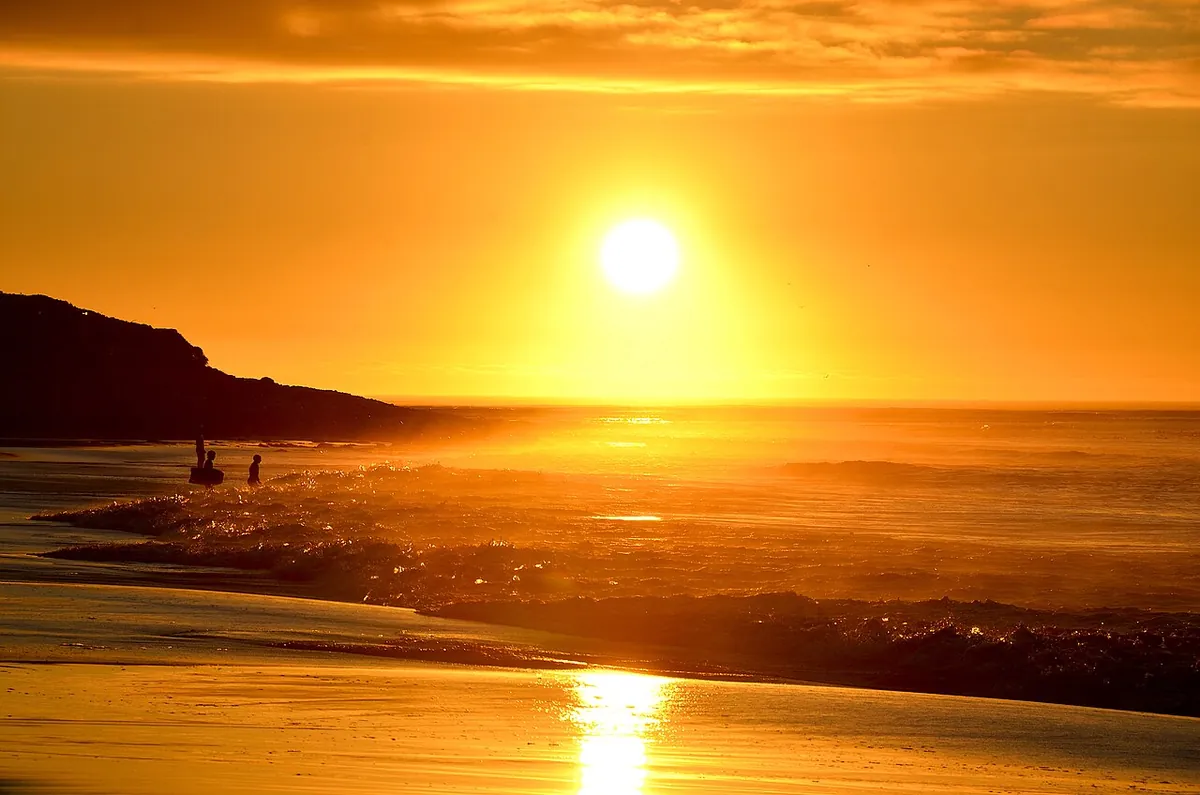Coucher de soleil à Long Beach, en Afrique du Sud, à l'heure dorée