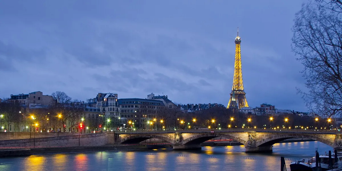 Le pont des Invalides et la tour Eiffel, à Paris, à l'heure bleue